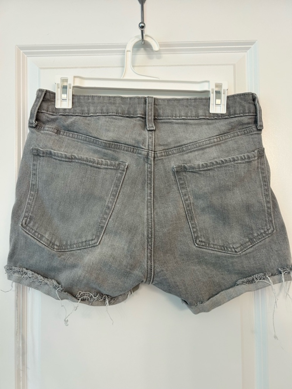 Old Navy Gray Distressed Denim Shorts Women’s Raw Hem Cutoff Jean Shorts - Picture 2 of 4